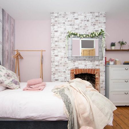 Cosy 3 Bedroom House - Private & Central - Ultra Wifi Кэнтербари Экстерьер фото