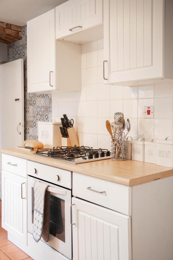 Cosy 3 Bedroom House - Private & Central - Ultra Wifi Кэнтербари Экстерьер фото