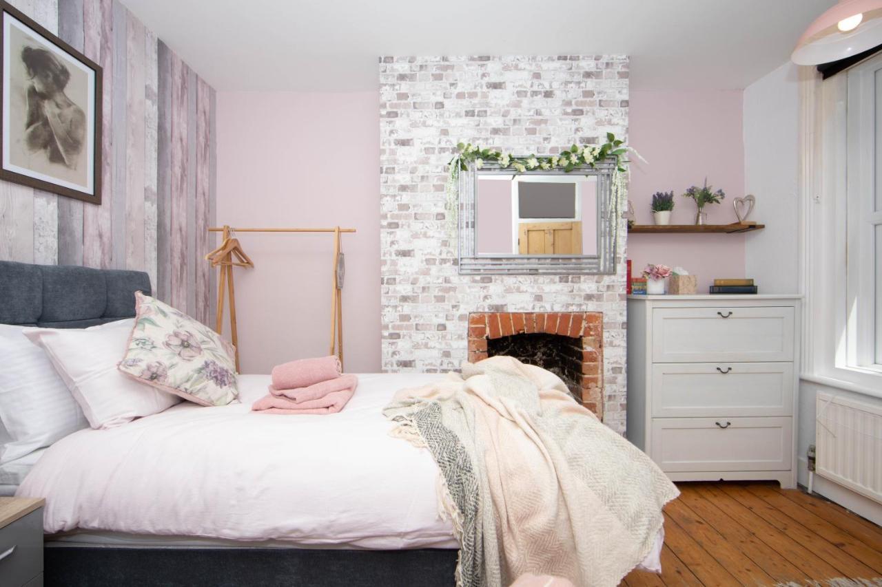 Cosy 3 Bedroom House - Private & Central - Ultra Wifi Кэнтербари Экстерьер фото